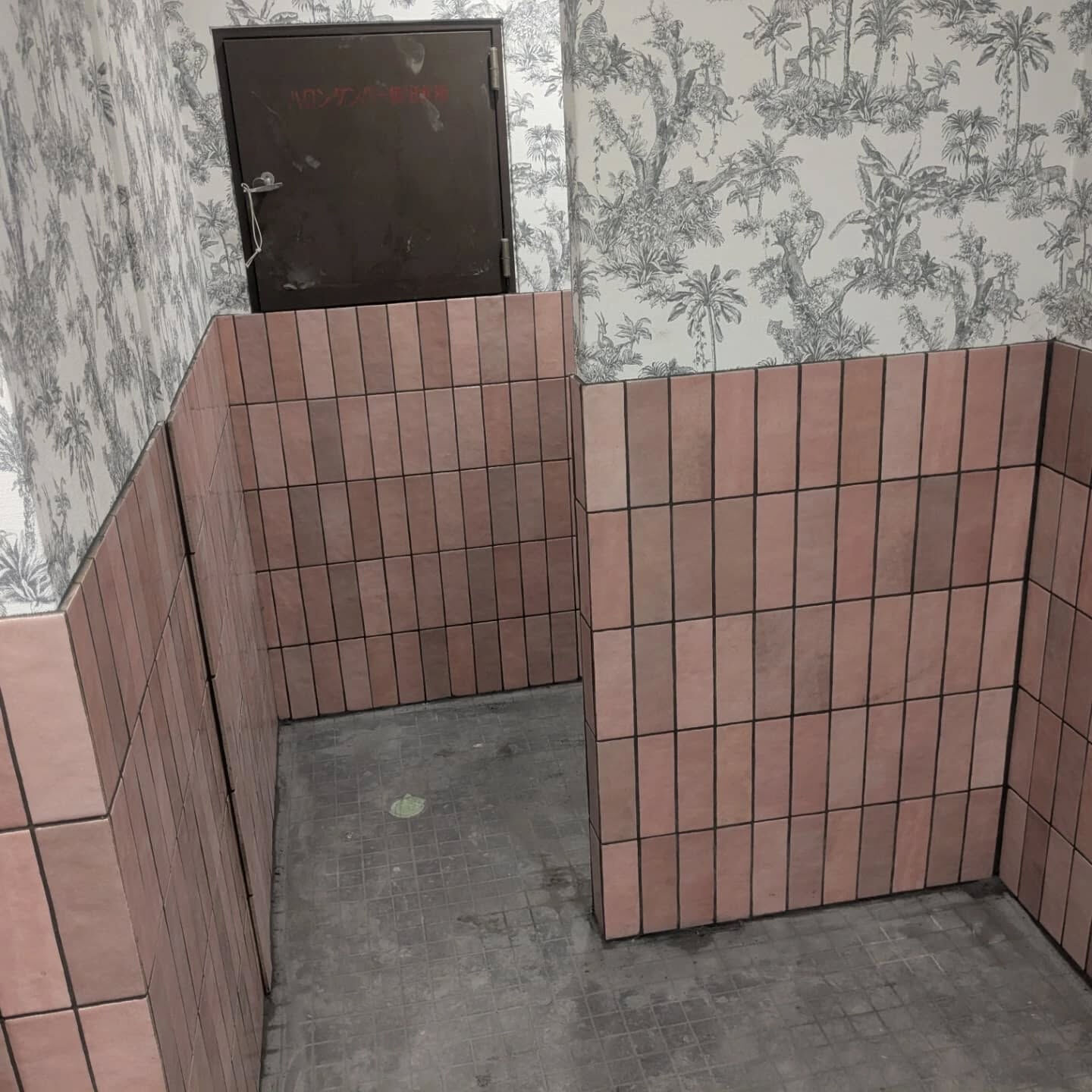 トイレの腰壁タイル貼り
