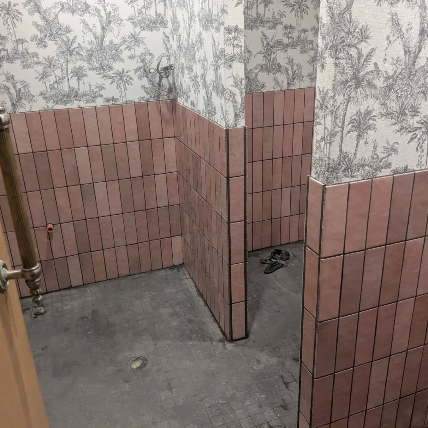 トイレの腰壁タイル貼り