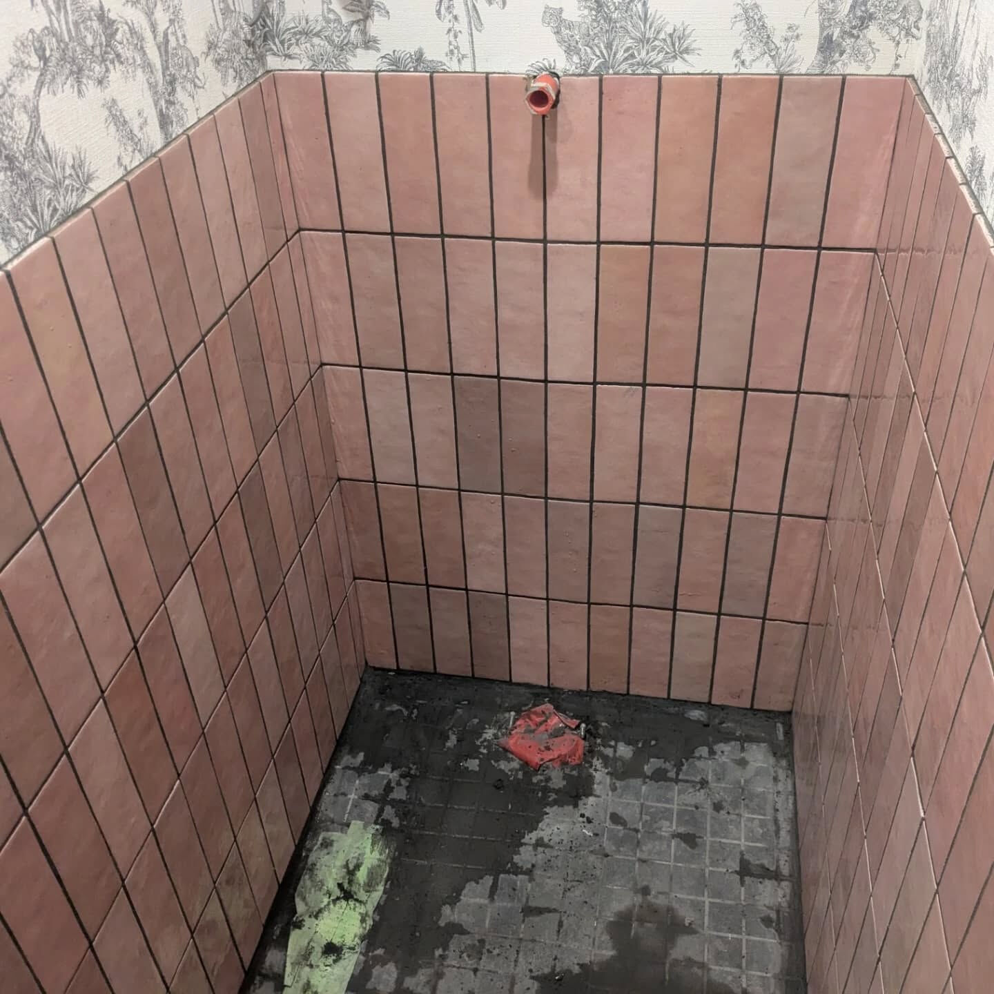 トイレの腰壁タイル貼り